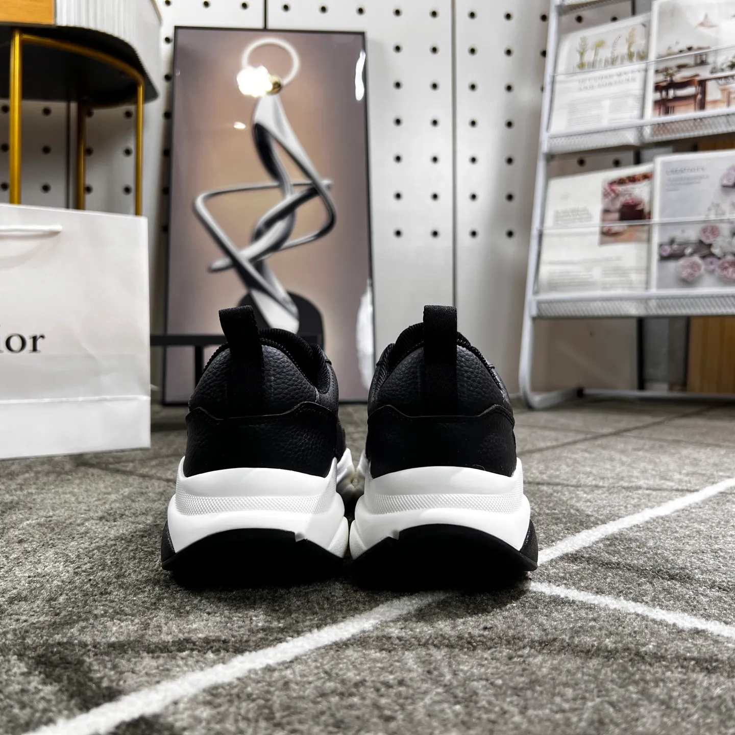Factory price: 438💰Dior's new casual men's shoes👉 👉 Fashionable and versatile, 💞 simple and elegant style, 🔊 The fabric is made of imported cowhide with mesh, ☑️breathable mesh lining, sheepskin feet, original wear-resistant rubber outsole, exclusive new style, actual shot, three colors available, code number: 38-44, (45 can be customized)